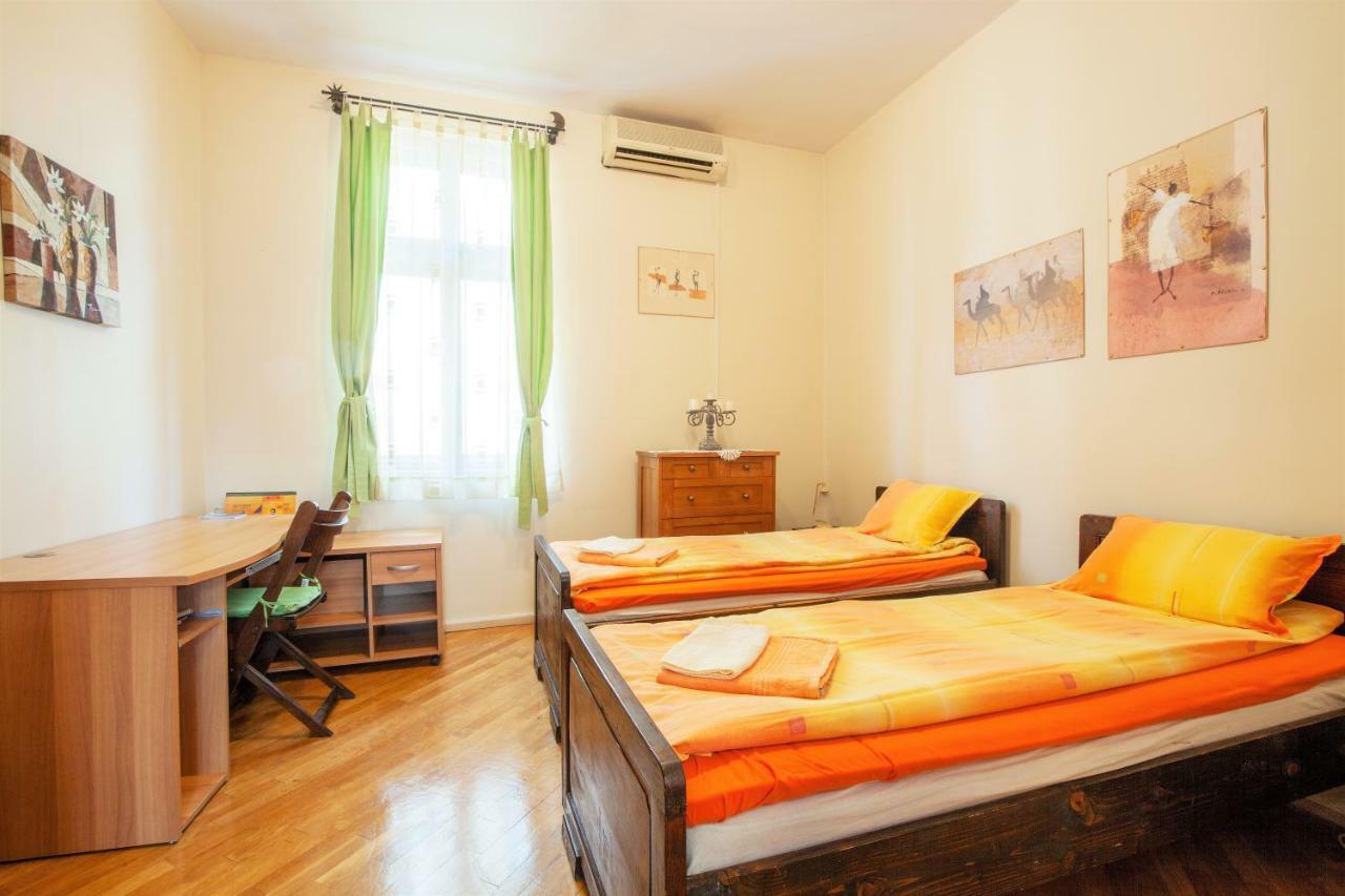 Time Traveling Apartment Sofia City Esterno foto